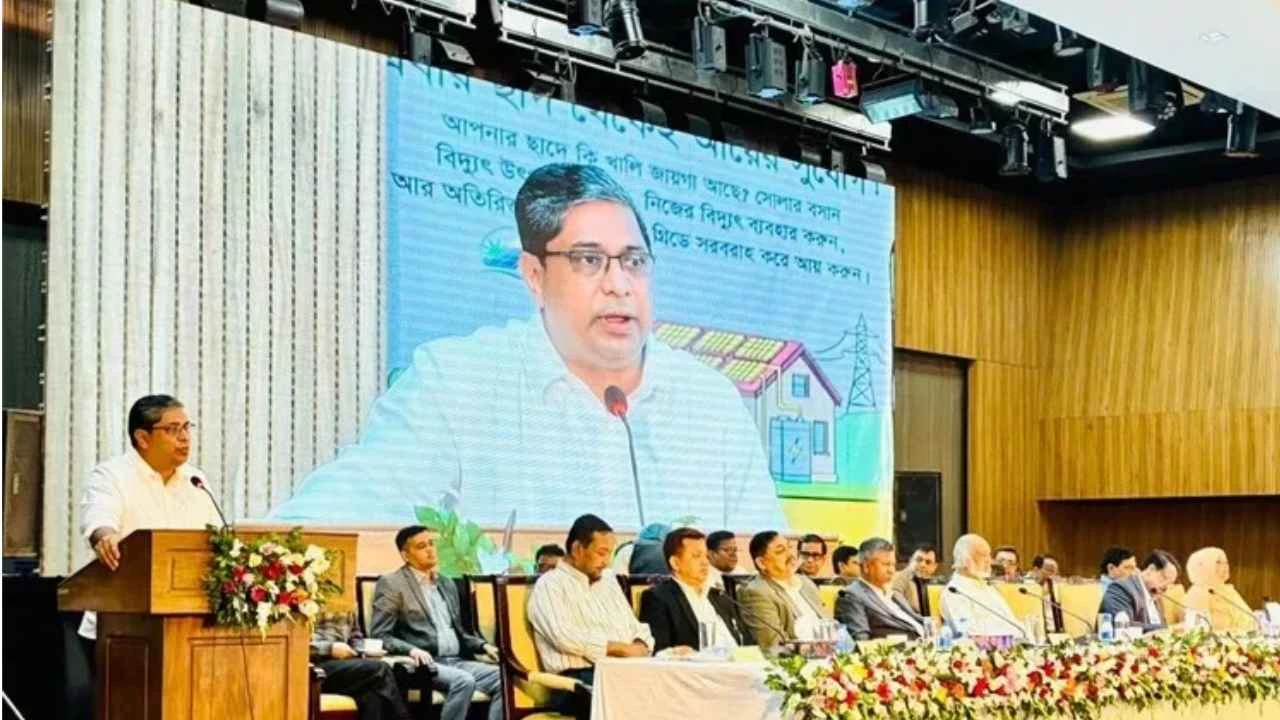 নিজ বাসভবনের ছাদের সৌরবিদ্যুৎ থেকে জাতীয় গ্রিডে ১২শ’ ইউনিট দিয়েছেন প্রধানমন্ত্রী