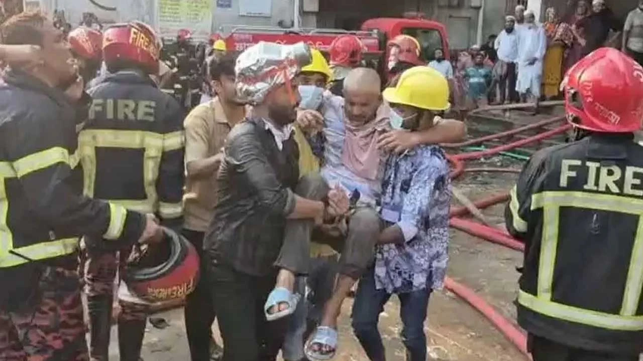 পোশাক কারখানায় আগুনের ধোঁয়ায় অসুস্থ ৭০ জনকে উদ্ধার