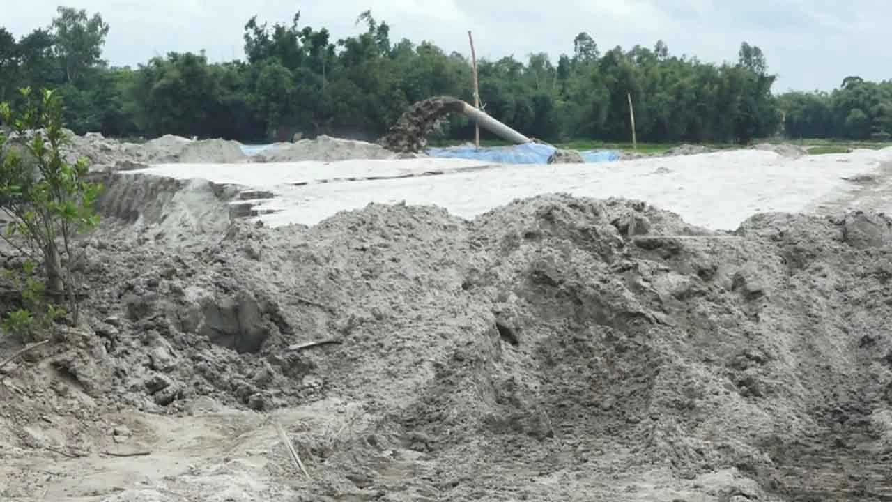 নদীর বালু তুলে জিওব্যাগ ভরাট, উল্টো বাড়ছে ভাঙন ঝুঁকি