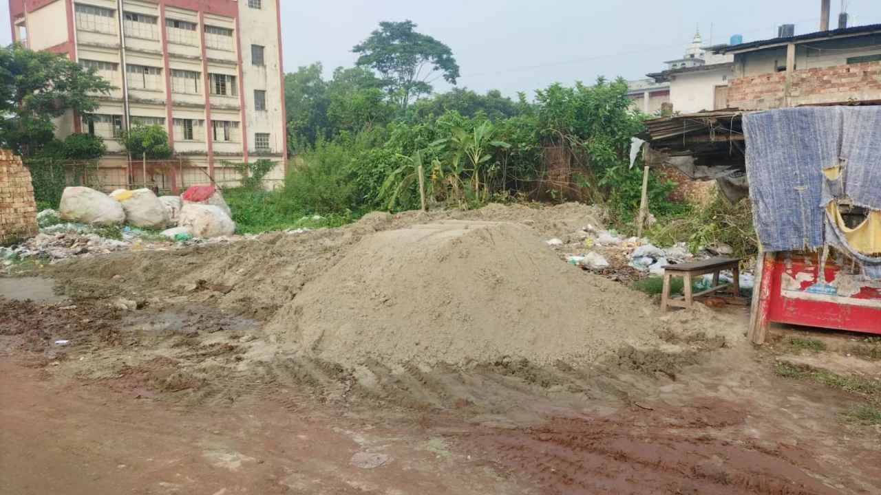 বিএনপি নেতার ভাইয়ের বিরুদ্ধে সরকারি জায়গায় বালু ফেলে দখল চেষ্টার অভিযোগ