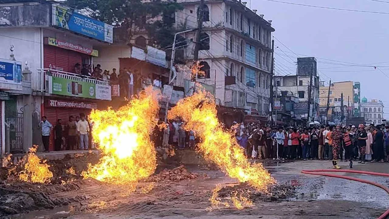 ছাতকে গ্যাসলাইন লিকেজ হয়ে সড়কে আগুন