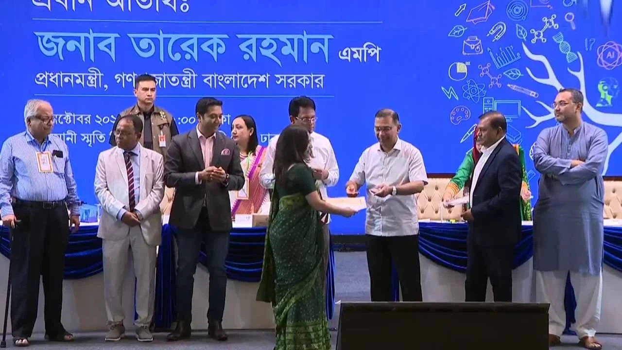 শতাধিক গুণী শিক্ষকের হাতে বিশেষ সম্মাননা তুলে দিলেন প্রধানমন্ত্রী