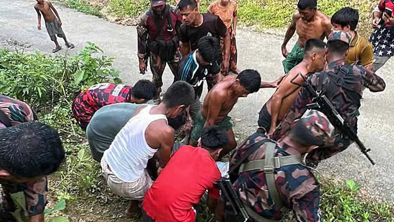 থানচিতে পর্যটকবাহী গাড়ি খাদে, নিহত ২