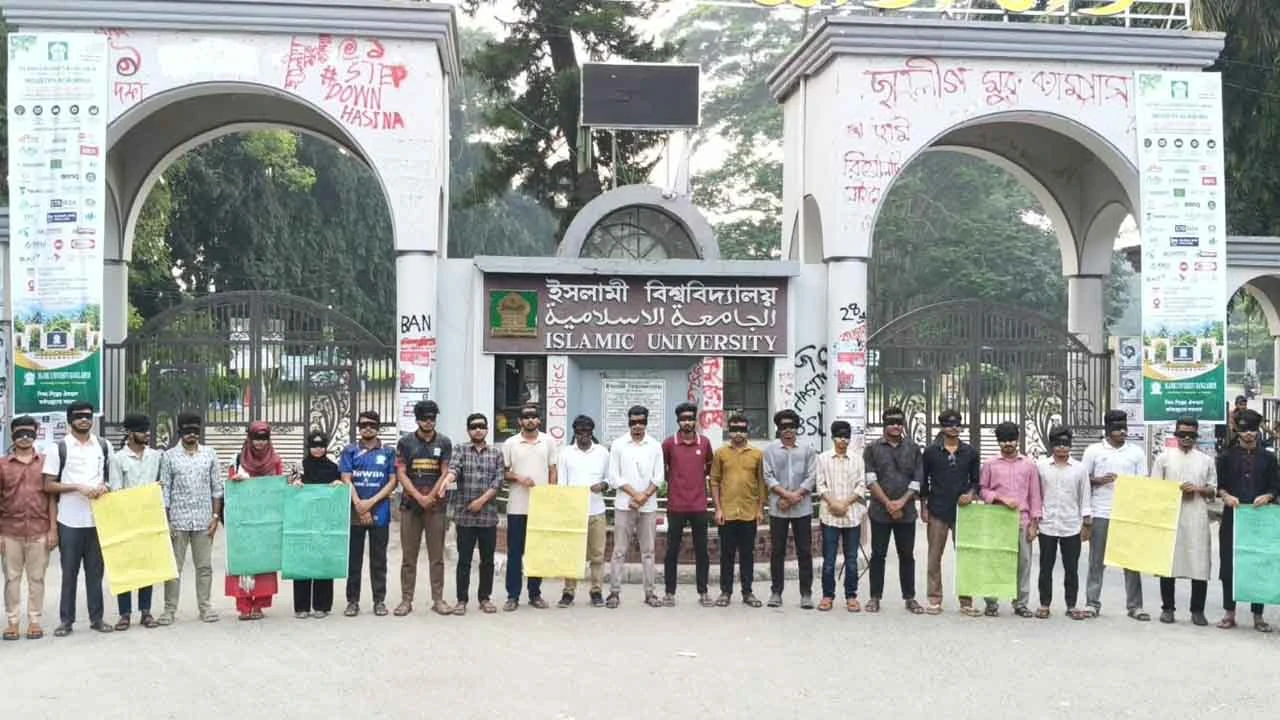 রাবিতে সাংবাদিকদের ওপর ছাত্রদলের হামলার প্রতিবাদে ইবি সাংবাদিকদের মানববন্ধন
