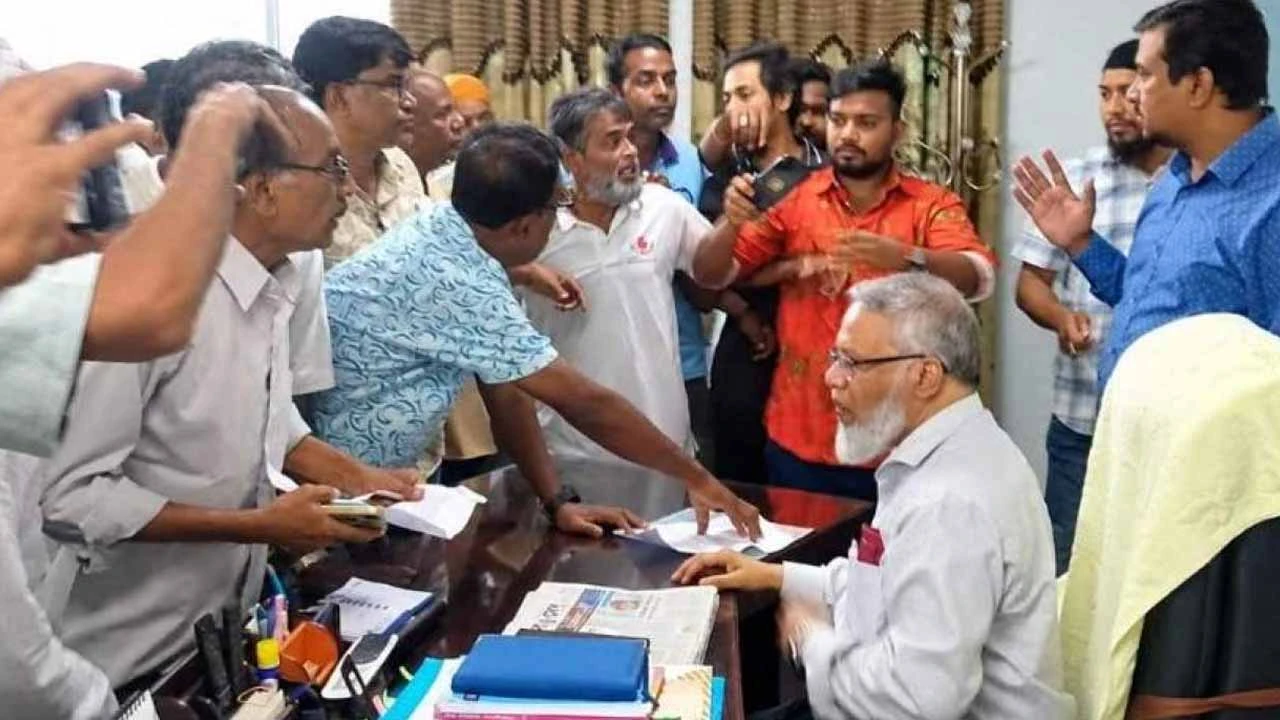 রাজশাহী মেডিকেল বিশ্ববিদ্যালয়ের ভিসিকে ‘ঘেরাও করে’ পদত্যাগে বাধ্য করার অভিযোগ