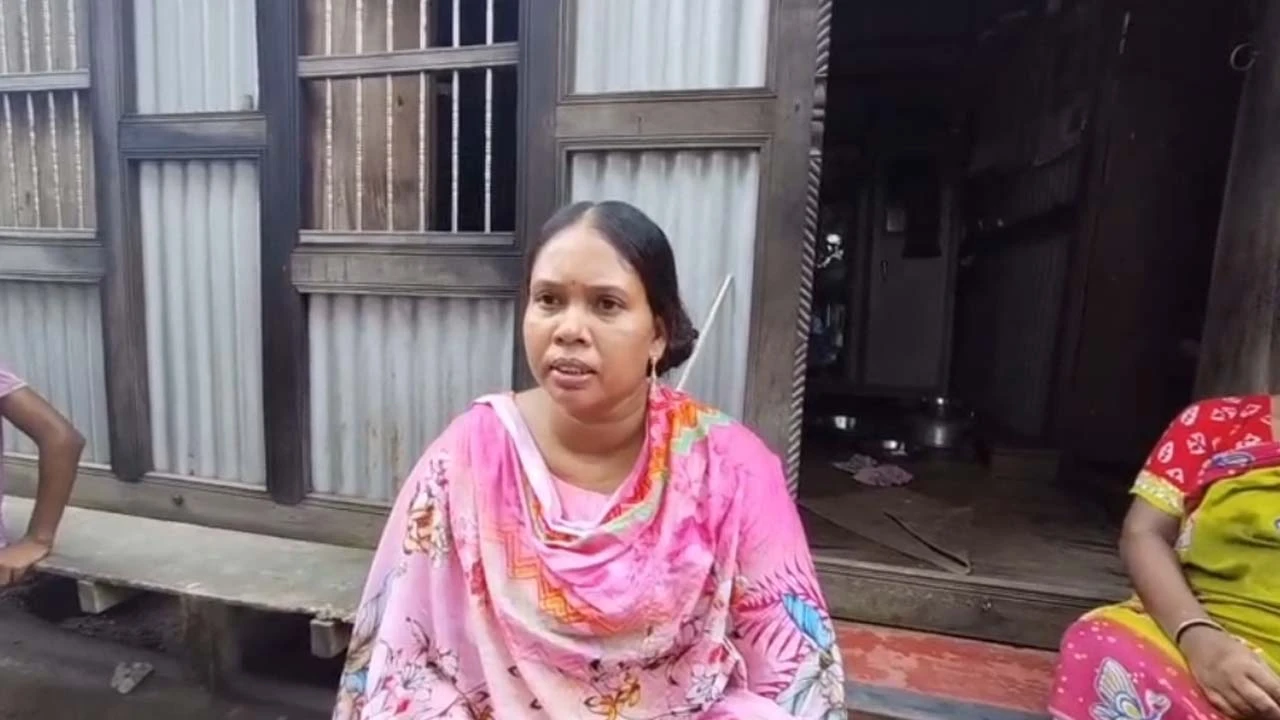 শ্রীনগরে বিয়ের দাবীতে প্রেমিকের বাড়ীতে এক সন্তানের জননীর অনশন