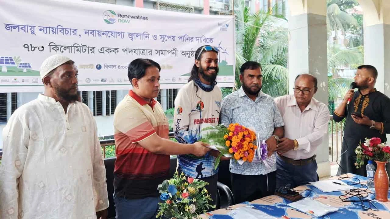 ‎সাতক্ষীরা থেকে পায়ে হেঁটে টেকনাফে আসা টনির সমাপনী অনুষ্ঠান
