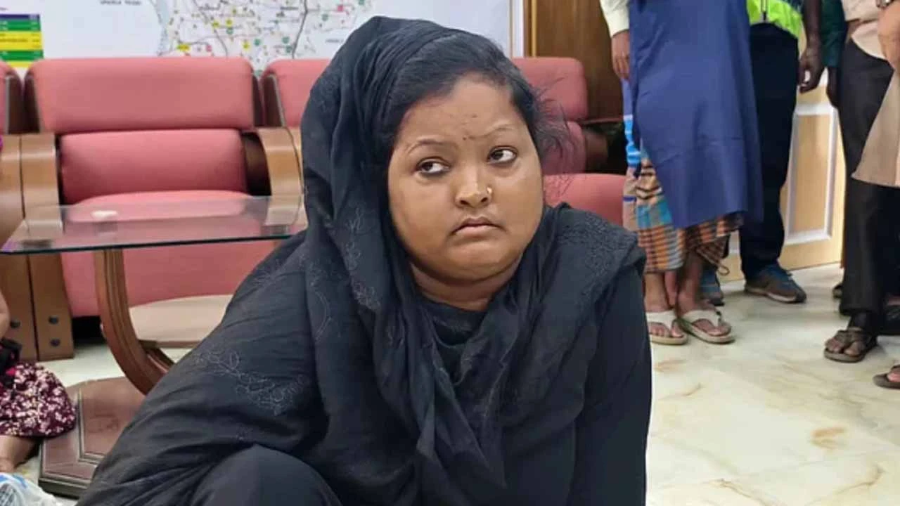 ফ্যামিলি কার্ড দেওয়ার কথা বলে নেন ৯৮ হাজার, আরও টাকা নিতে এসে ধরা