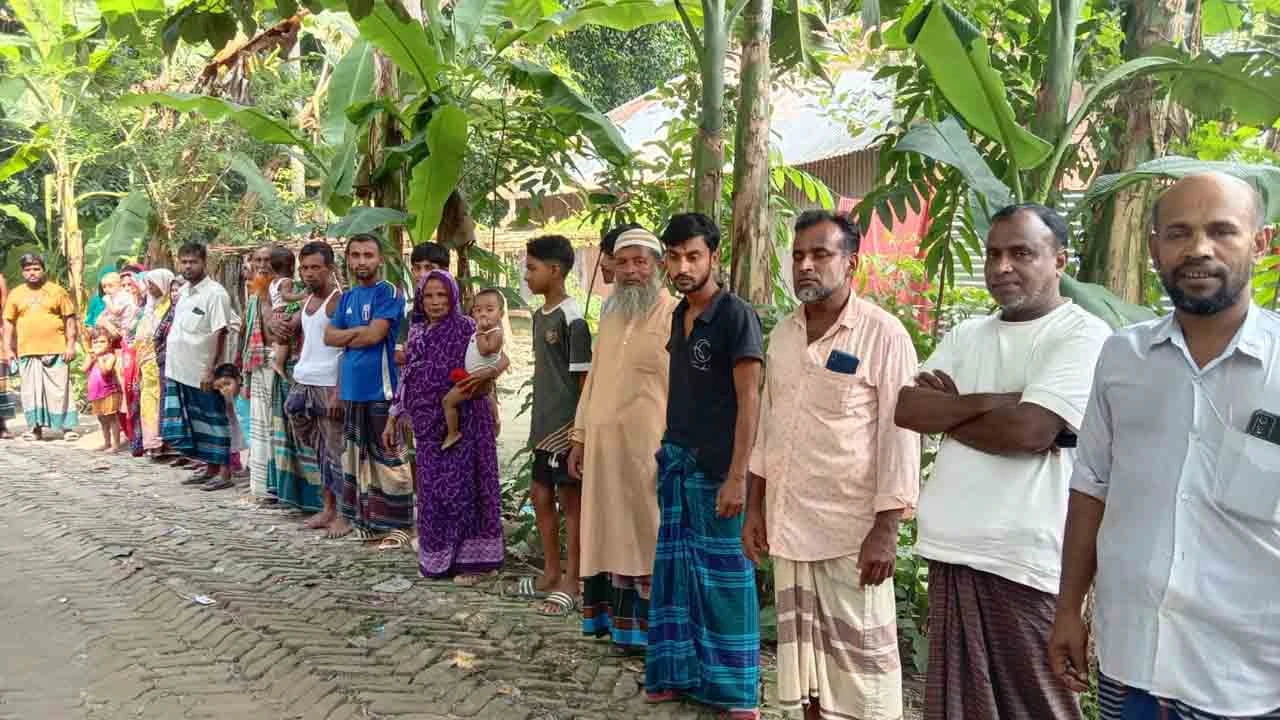 খালখননে উপকারের চেয়ে ক্ষতি বেশি; বন্ধের দাবিতে এলাকাবাসীর মানববন্ধন