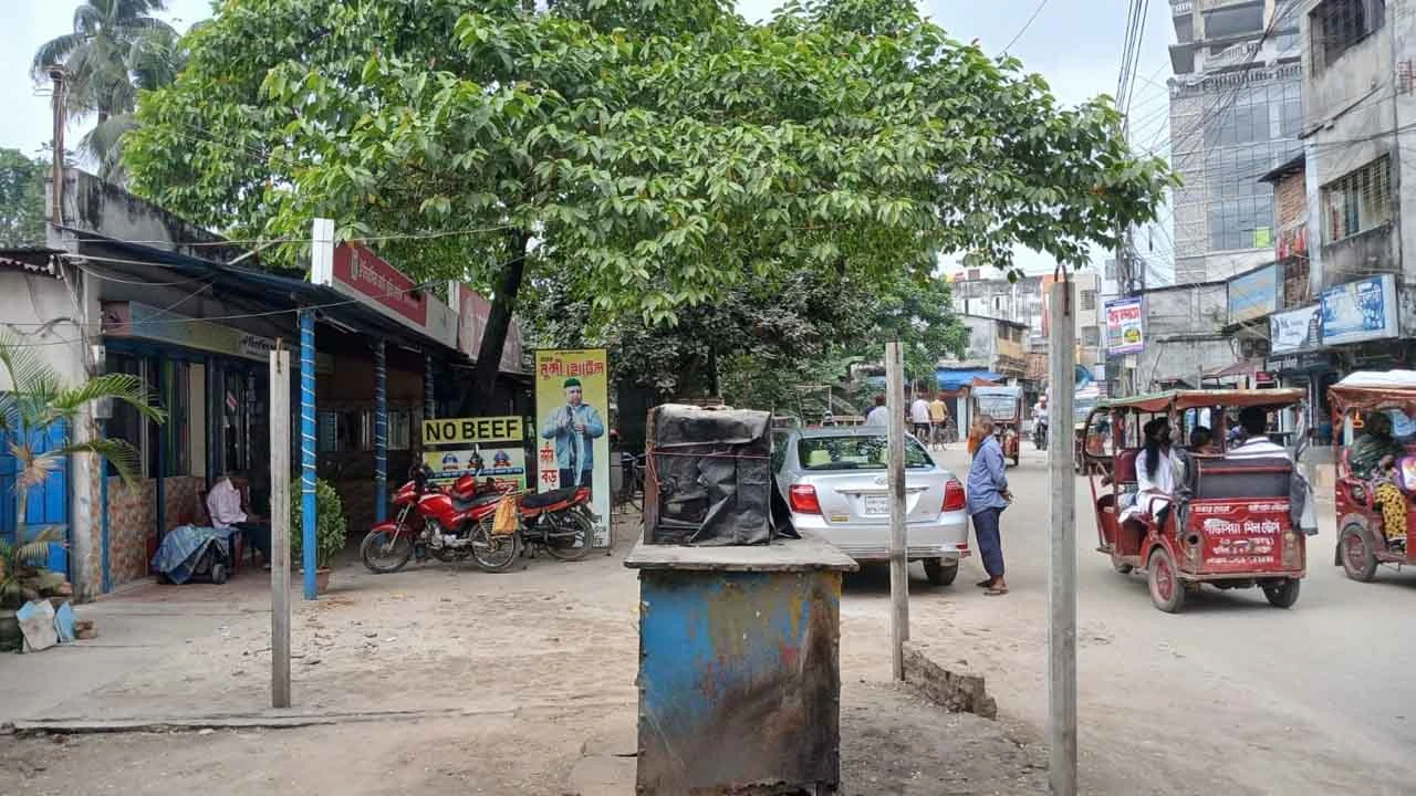 গরিবের দোকান উচ্ছেদ, ড্রেনের ওপর স্থাপনা বহাল- আইন কি সবার জন্য সমান?