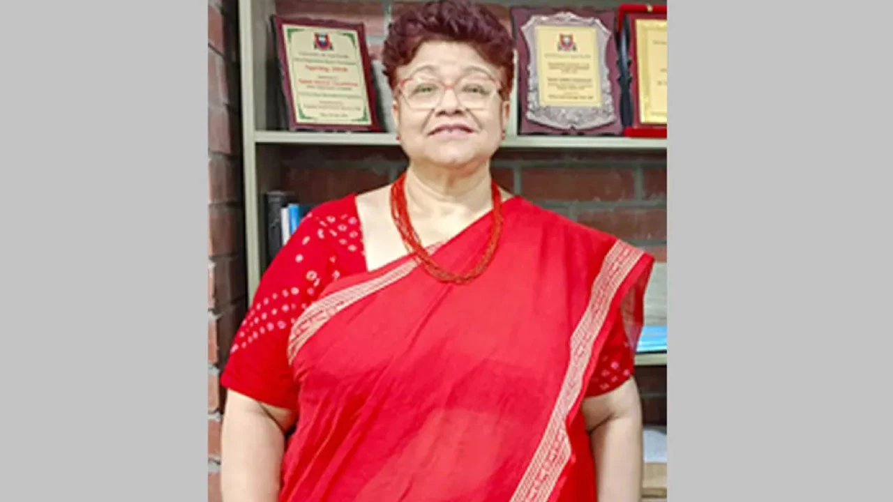 নেকাবকাণ্ডে সব ধরনের ক্লাস থেকে অব্যাহতি পেলেন ঢাবির সেই শিক্ষক