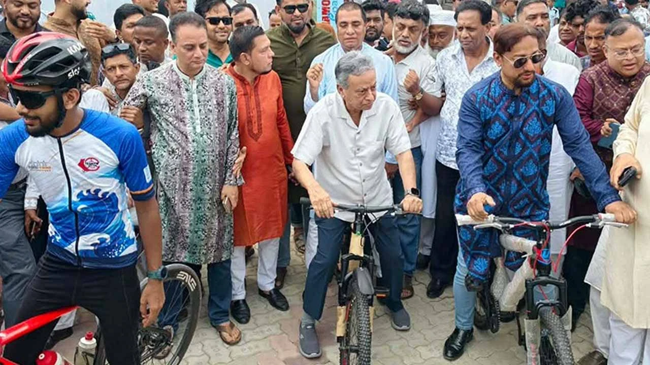 পতেঙ্গায় সাইকেল ট্র্যাক চালু, আরও নির্মাণের ঘোষণা অর্থমন্ত্রীর