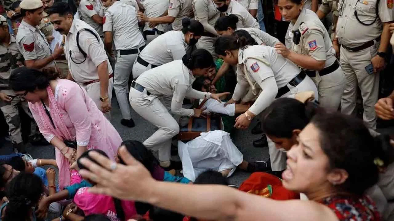 ‘ককরোচ’দের বিক্ষোভে অবরুদ্ধ দিল্লি