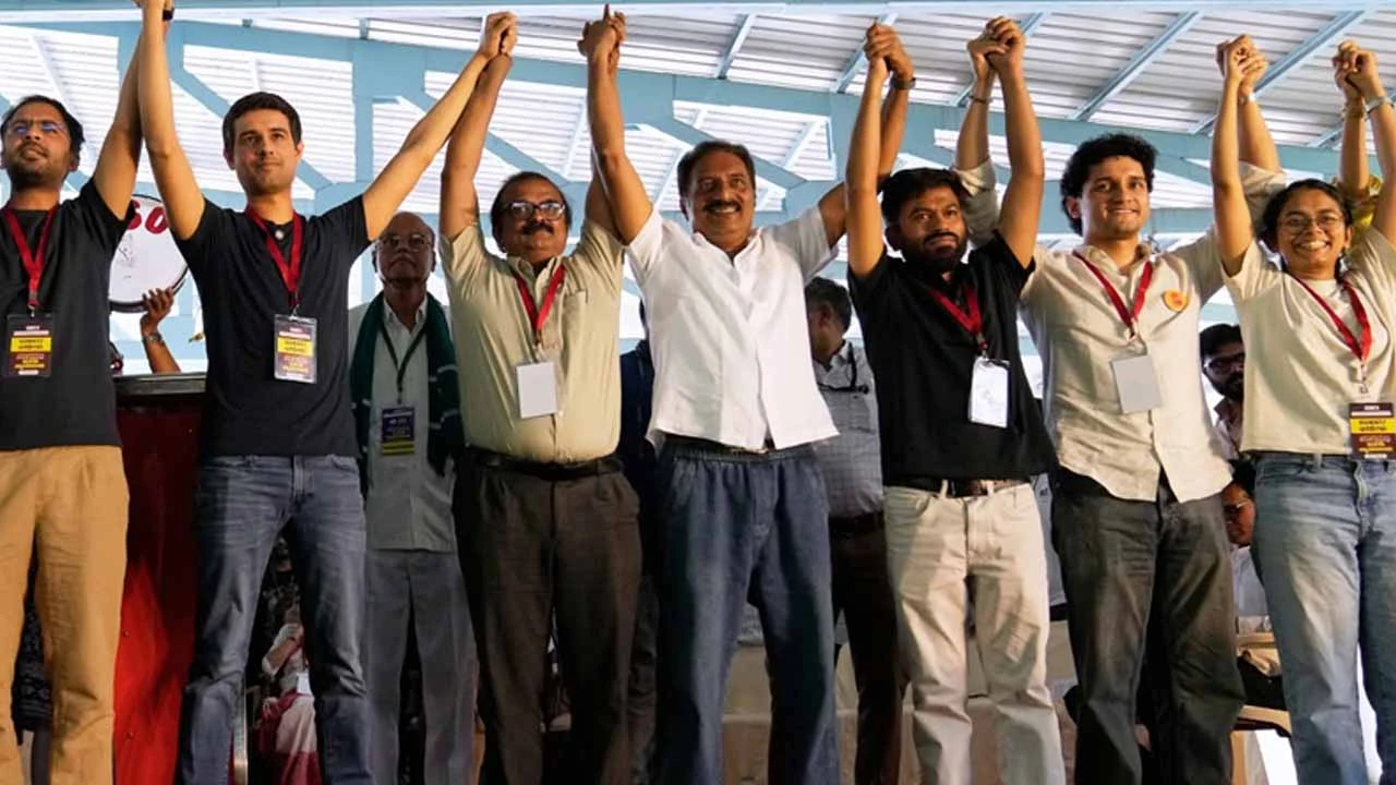 দিল্লিতে বিক্ষোভের আগে আটক ধ্রুব রাঠি