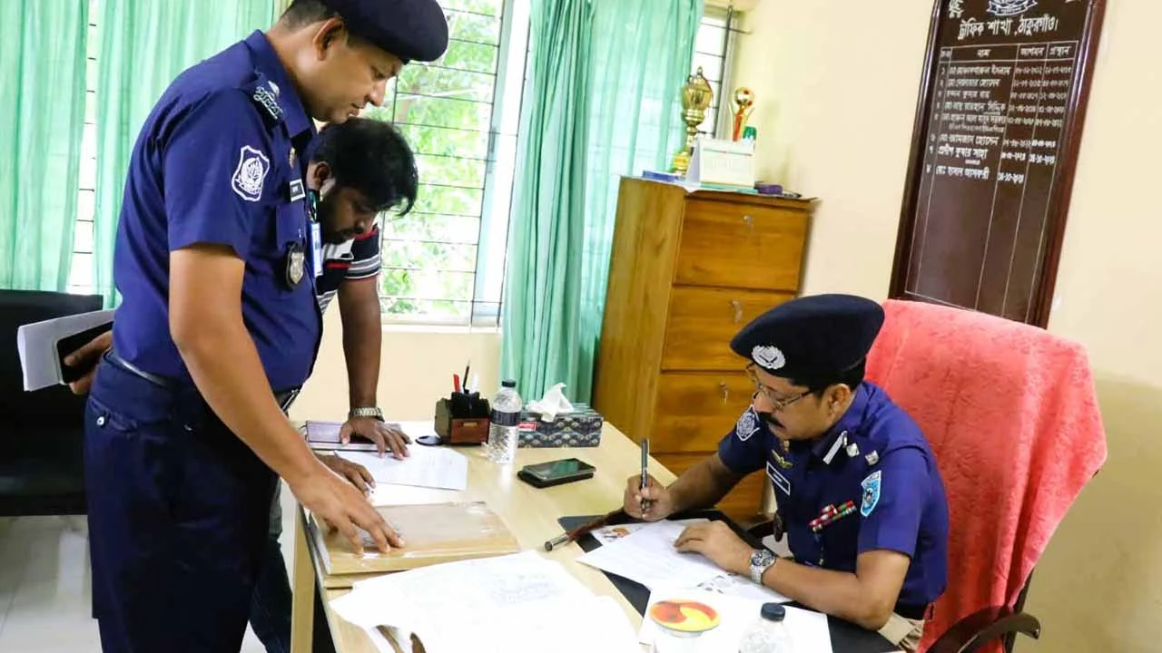 ঠাকুরগাঁও পুলিশ সুপারের জেলা ট্রাফিক অফিস পরিদর্শন
