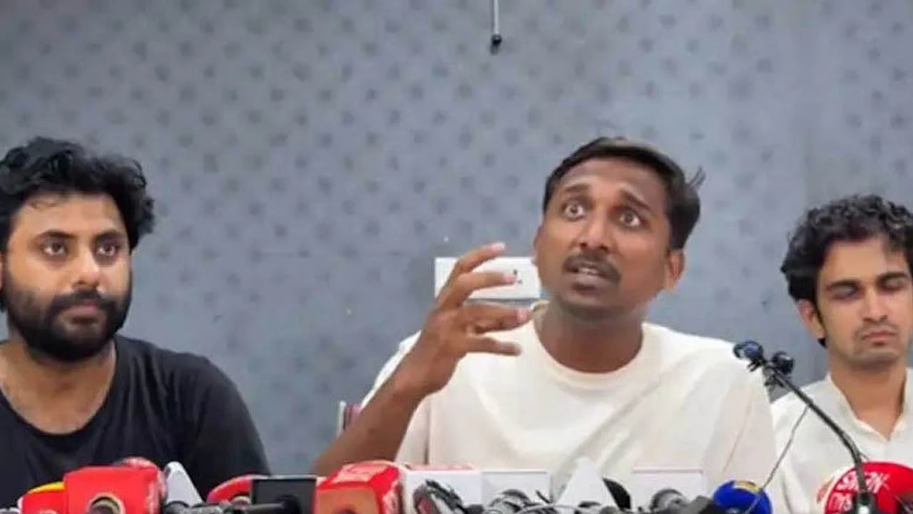 গণগ্রেপ্তারেও অনড় ককরোচ পার্টি, বিক্ষোভ চালিয়ে যাওয়ার ঘোষণা