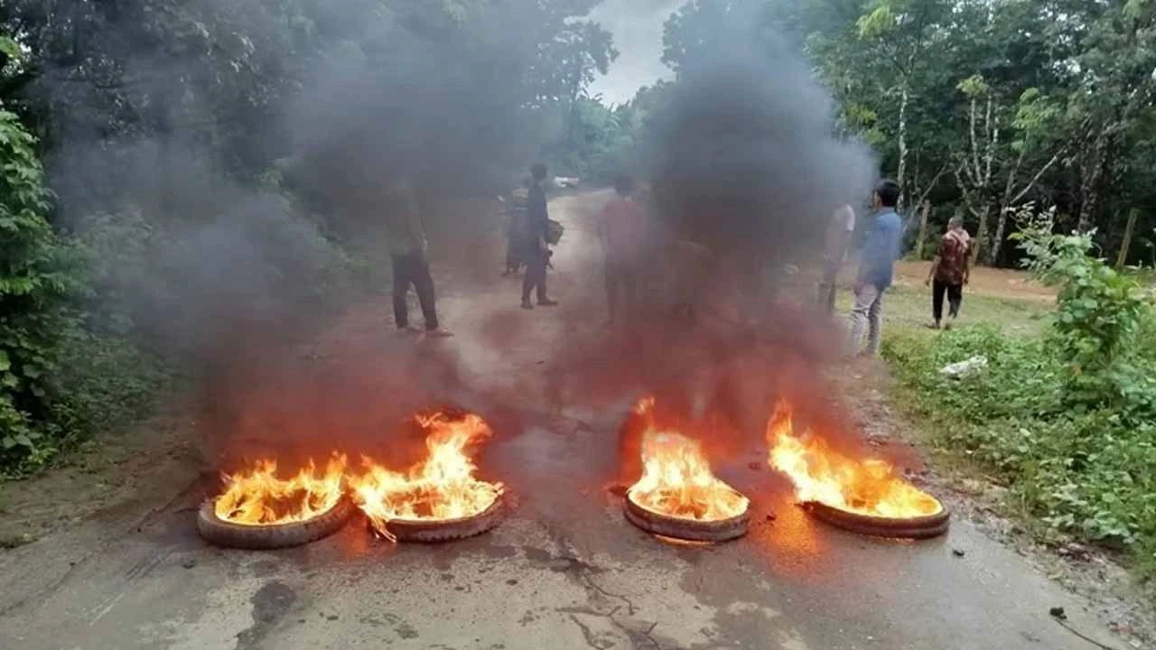 সাজেক সড়কে অনির্দিষ্টকালের অবরোধ, বিপাকে পর্যটকরা