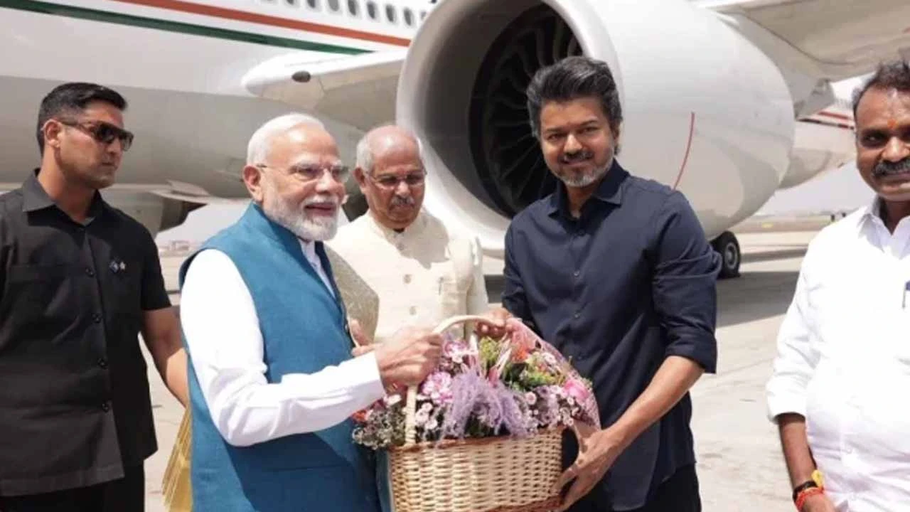 চেন্নাই বিমানবন্দরে মোদিকে স্বাগত জানালেন মুখ্যমন্ত্রী বিজয়