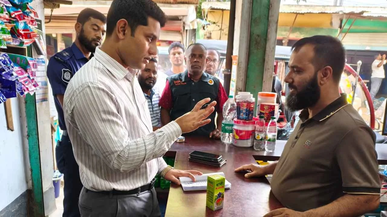সিংগাইরে মেয়াদোত্তীর্ণ ওষুধ বিক্রি, ৪ ফার্মেসিকে জরিমানা