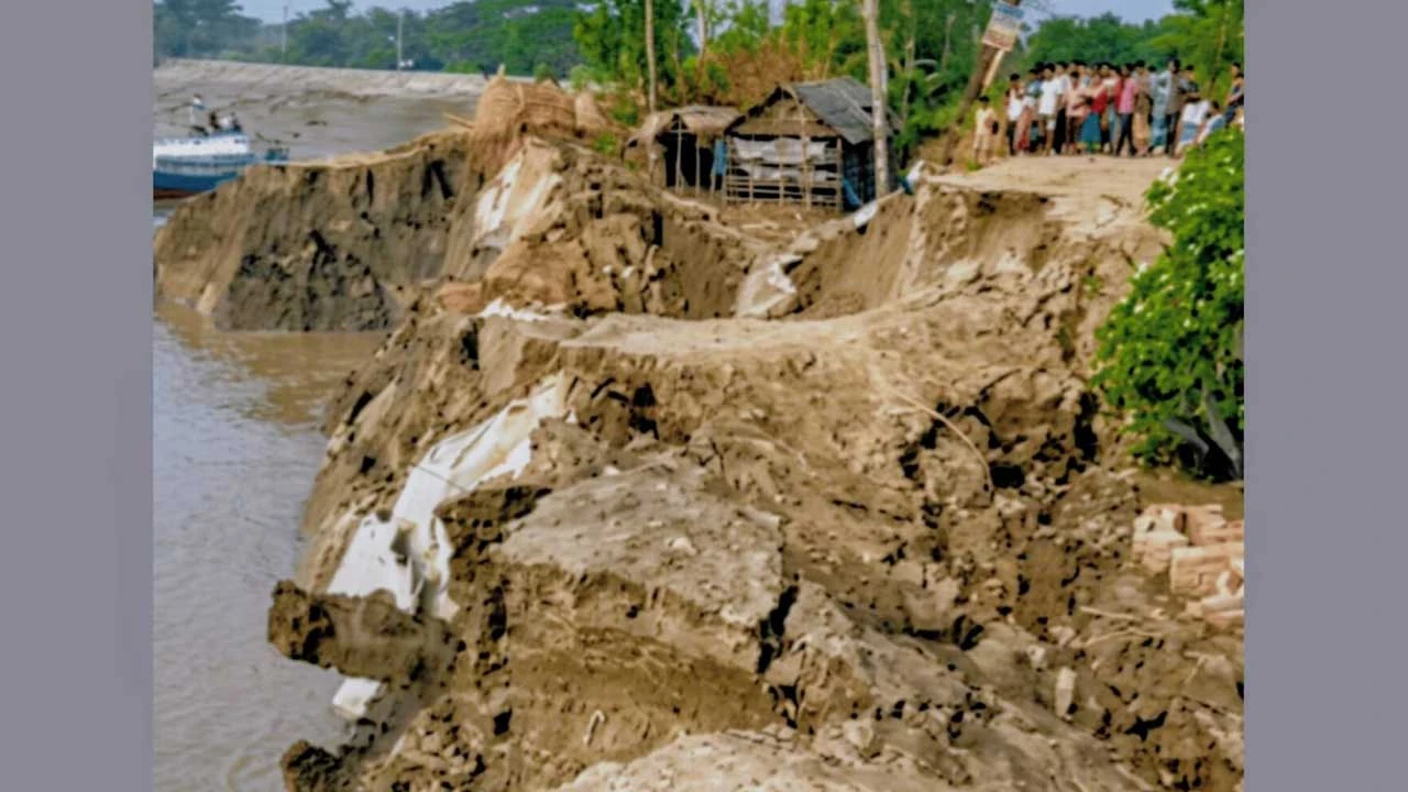 দাকোপে ৩০ বছরেও হয়নি স্থায়ী বেড়িবাঁধ