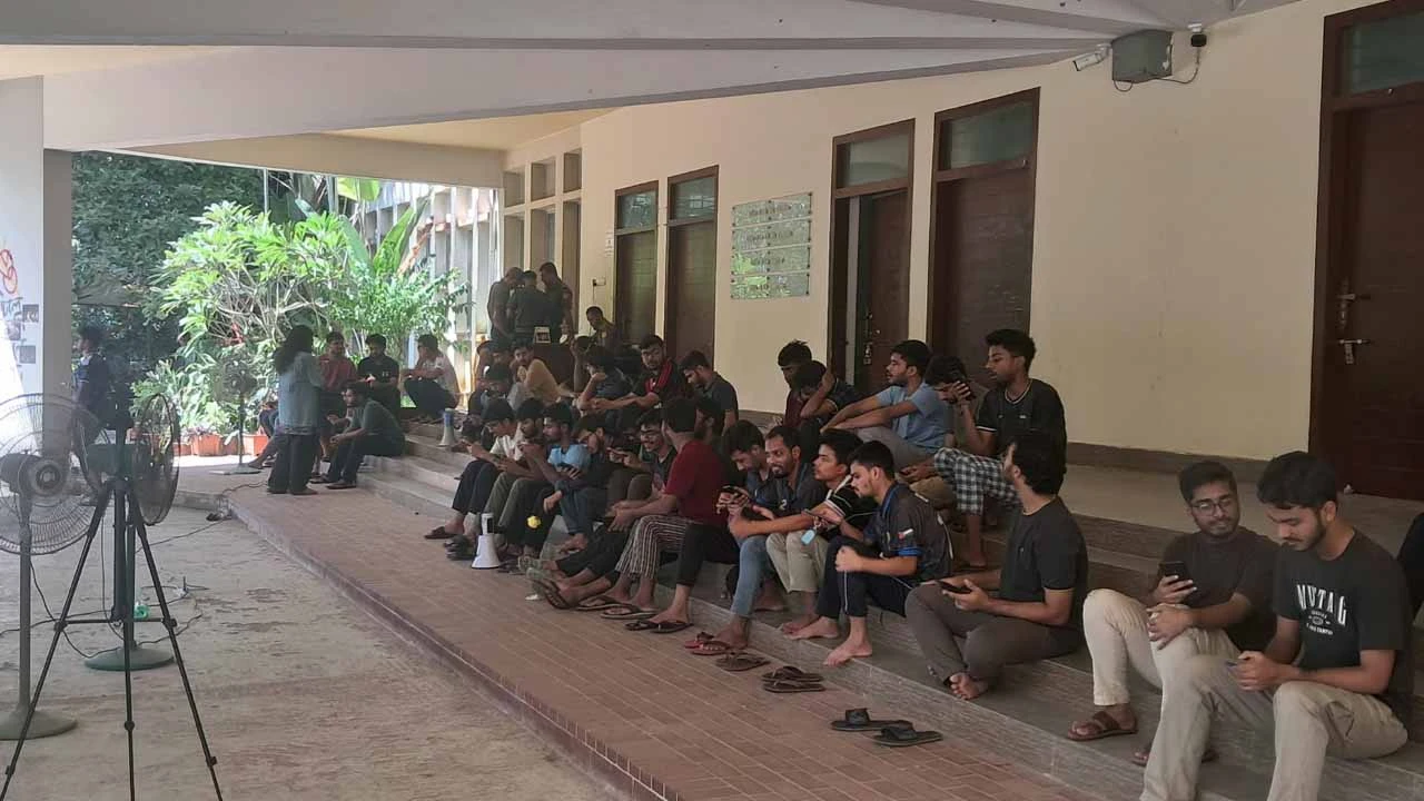 নতুন ভিসিকে উপাচার্য ভবন ছাড়ার আলটিমেটাম, পানি-বিদ্যুৎ বন্ধের হুঁশিয়ারি