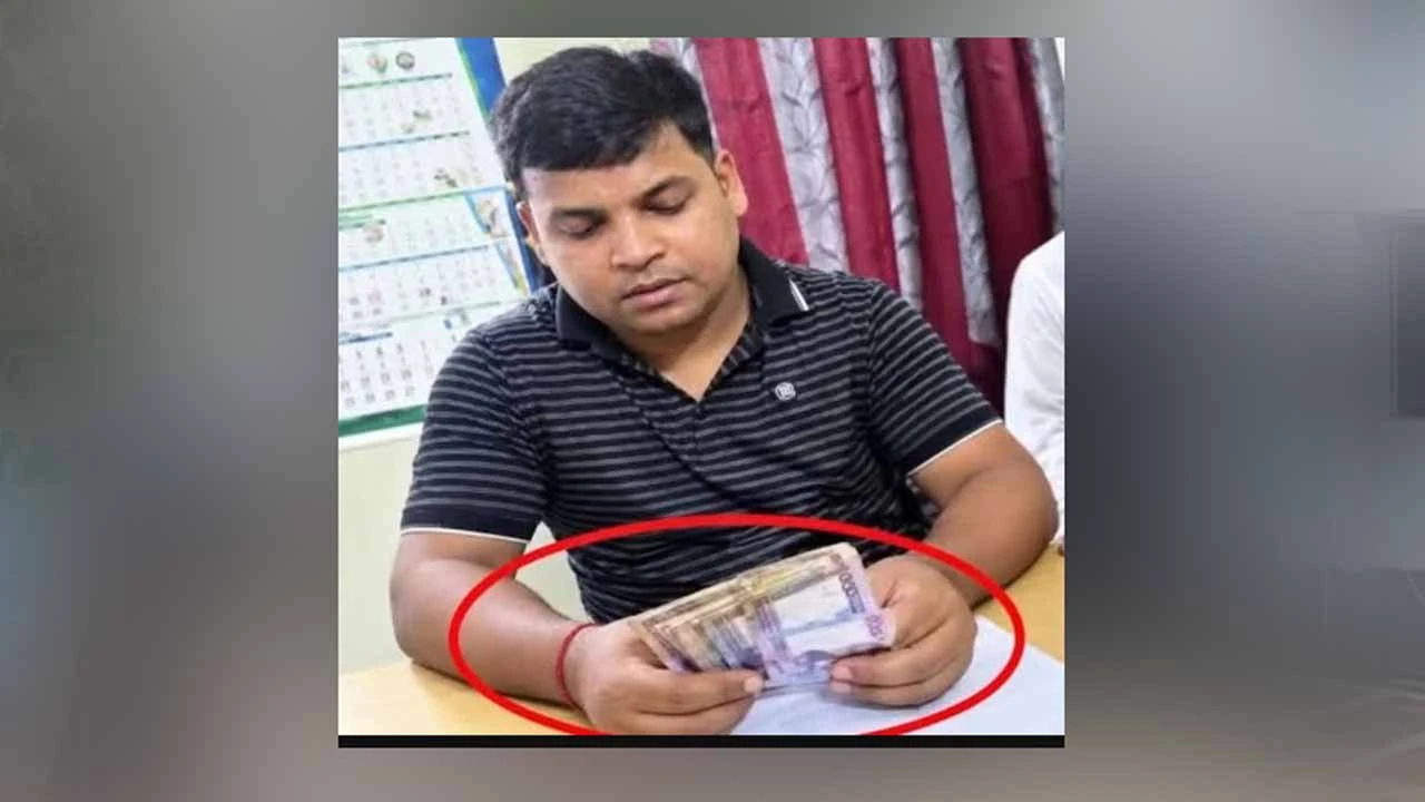 ঘুষ নেয়ার ভিডিও ভাইরাল, ভূমি অফিসের কর্মচারী বরখাস্ত