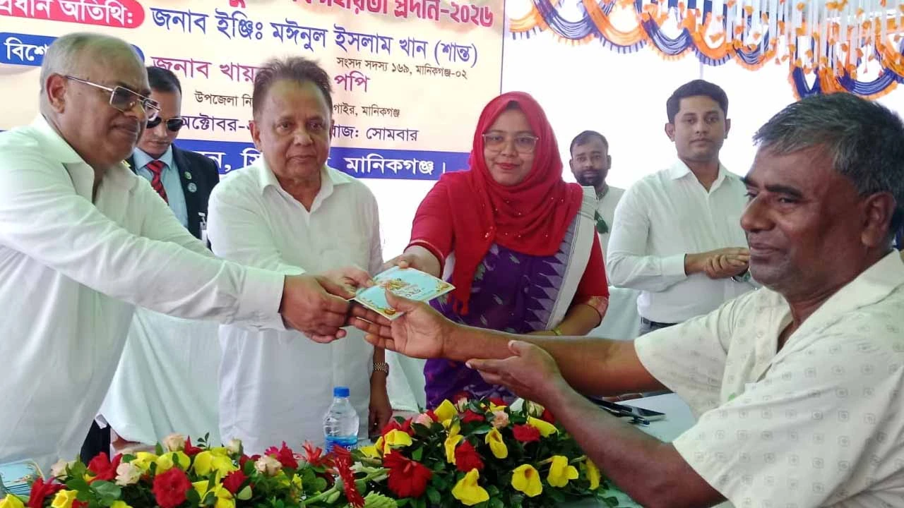 সিংগাইরে ৮৪ পূজামণ্ডপে শিল্পপতি অনিরুদ্ধ রায়ের ১৬ লাখ ৮০ হাজার টাকা অনুদান