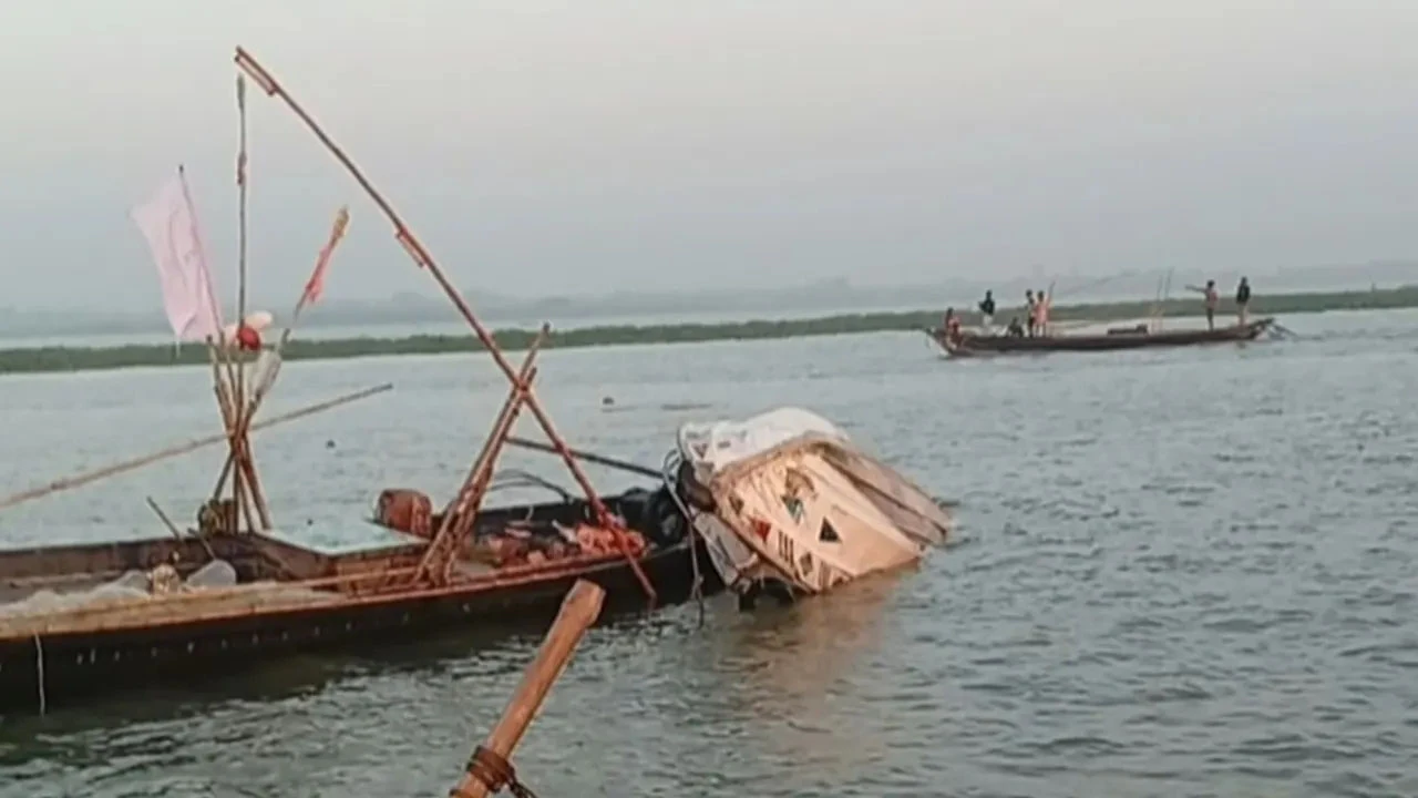 জেলেদের ধাওয়া করতে গিয়ে ডুবল পুলিশের স্পিডবোট