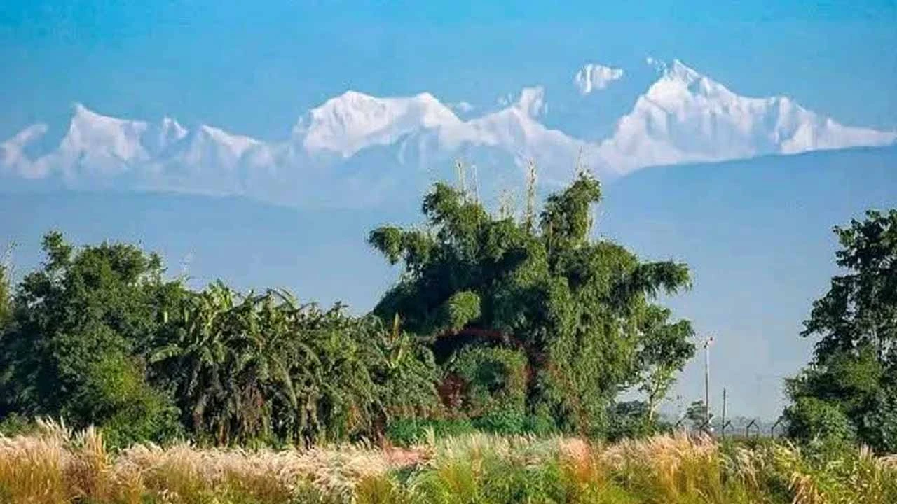 পঞ্চগড়ে দেখা মিলল কাঞ্চনজঙ্ঘার, সৌন্দর্য দেখতে তেঁতুলিয়ায় পর্যটকদের ঢল