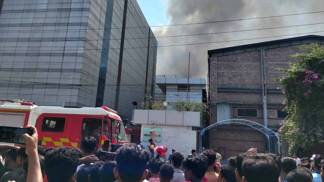 টঙ্গীর আগুন নিয়ন্ত্রণে যোগ দিয়েছে সেনাবাহিনী-বিজিবি-পুলিশ