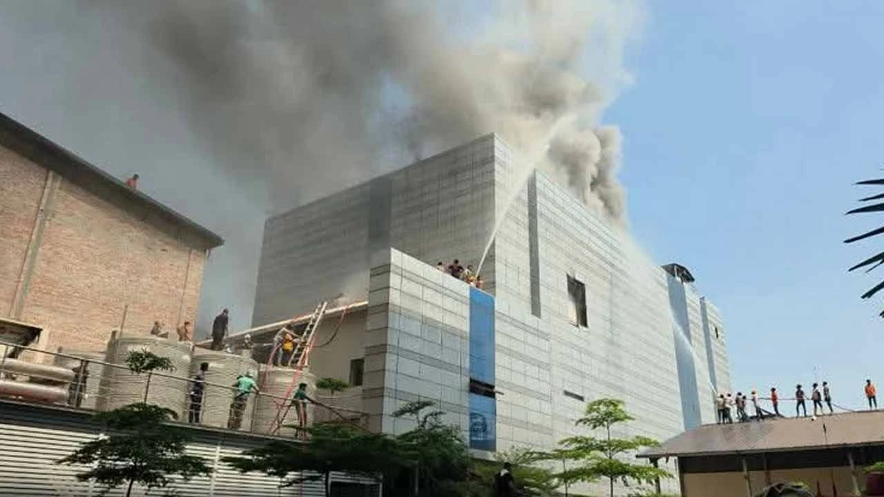 ২১ ইউনিটের ৪ ঘন্টার চেষ্টায় টঙ্গীর ড্রাগ কোম্পানির আগুন নিয়ন্ত্রণে