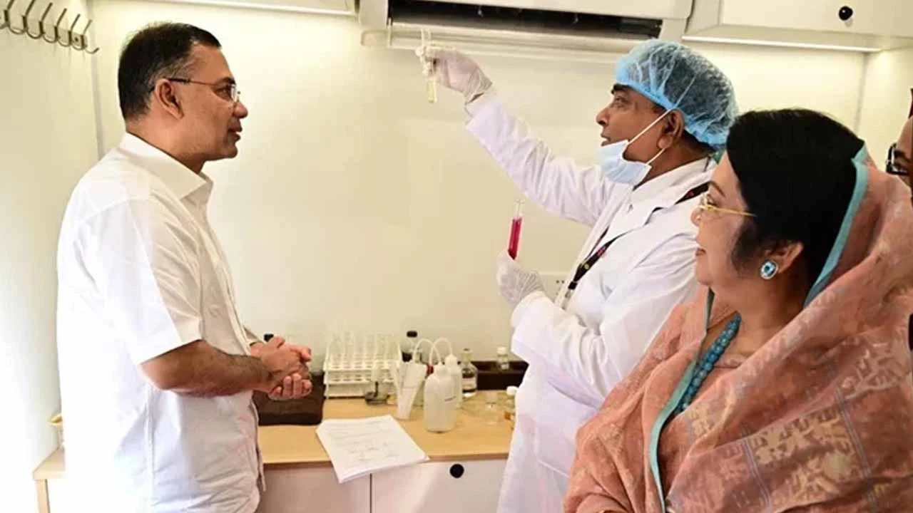 খাদ্য পরীক্ষার ল্যাব পরিদর্শন করলেন প্রধানমন্ত্রী