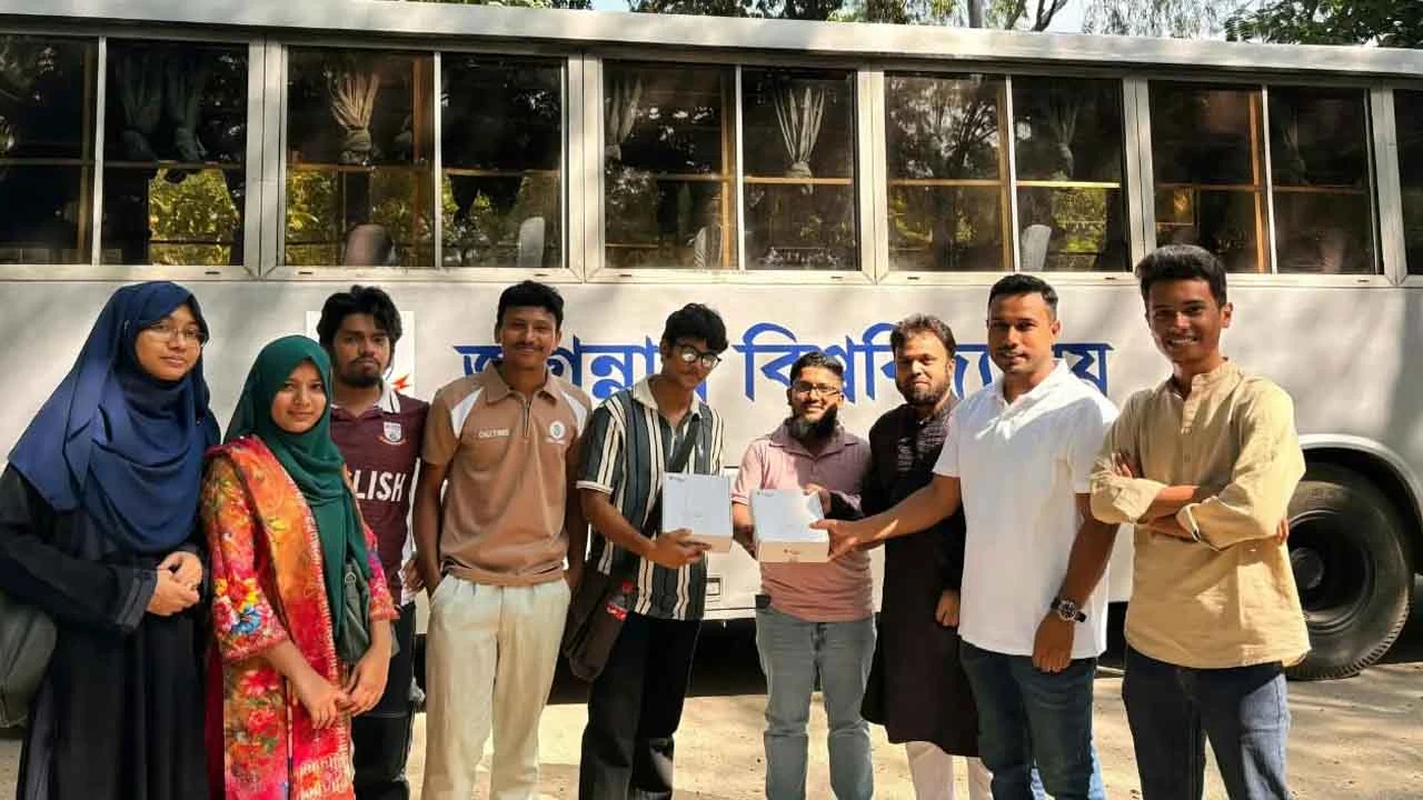 ছাত্রদল নেতা শাহরিয়ারের উদ্যোগে জবির বাসে নতুন রাউটার স্থাপন