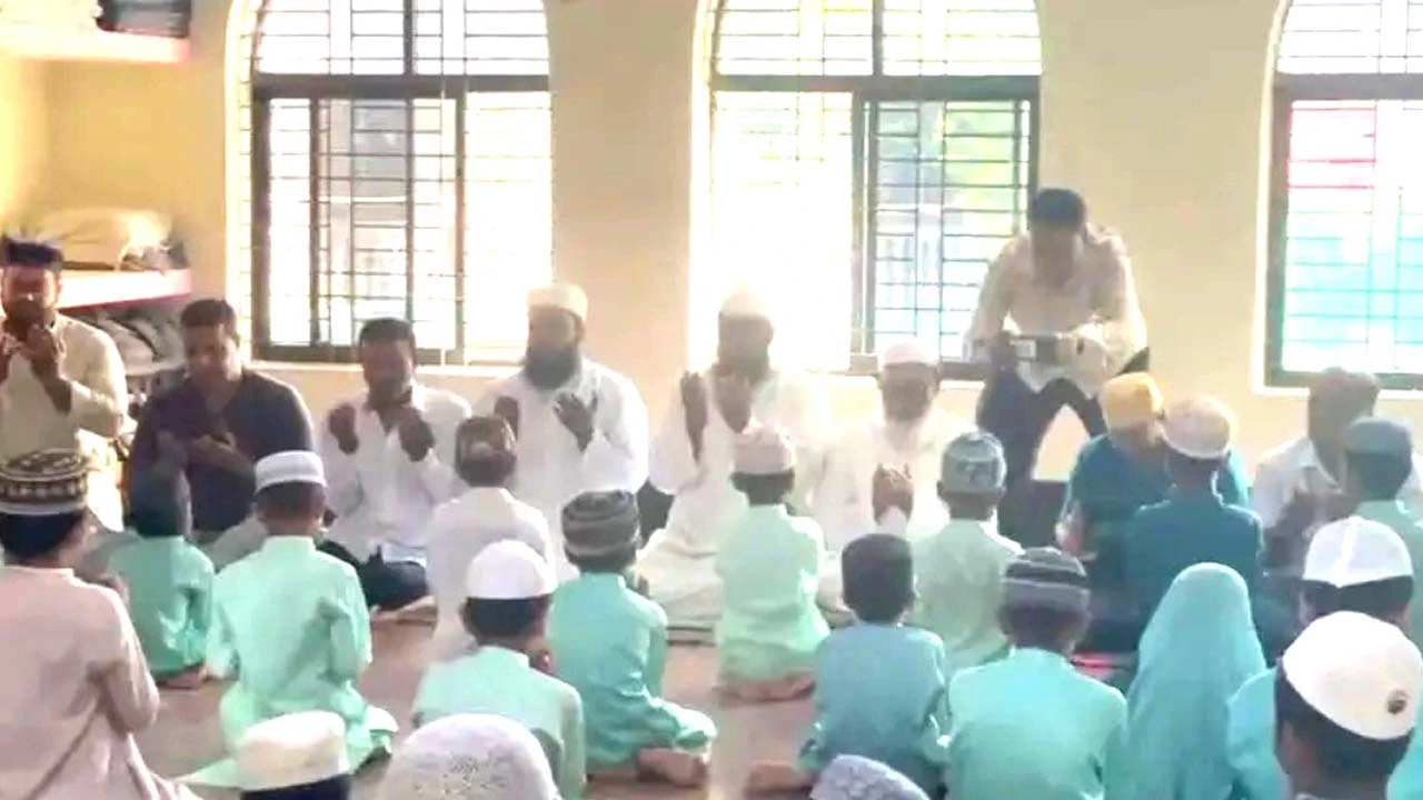 টঙ্গীতে এতিম শিশুদের সঙ্গে দুপুরের খাবার খেল আলোকিত গাজীপুর মানবিক সংগঠন
