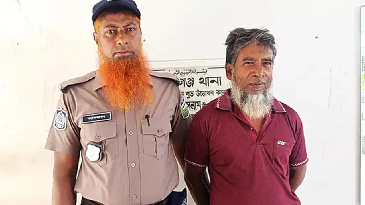 বাজিতে জীবন্ত শালিক খেয়ে গ্রেপ্তার