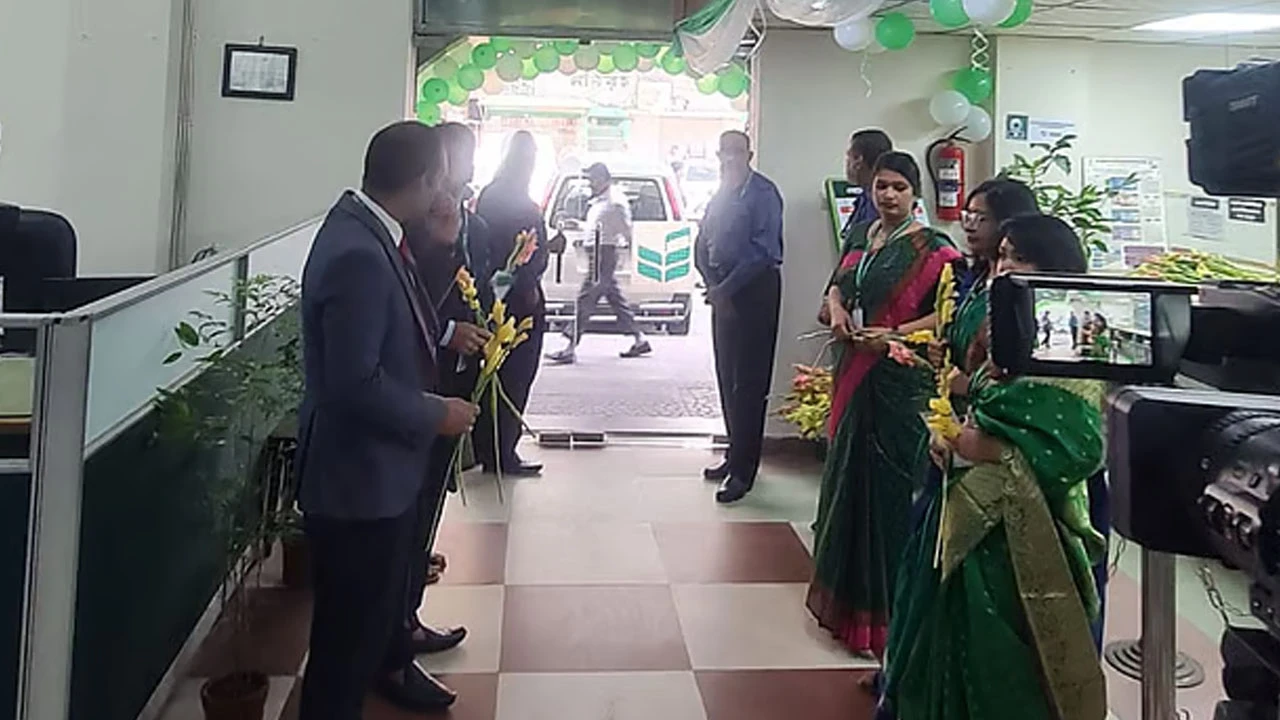 ফুল দিয়ে মিষ্টিমুখ করিয়ে গ্রাহকদের টাকা দিচ্ছে ন্যাশনাল ব্যাংক