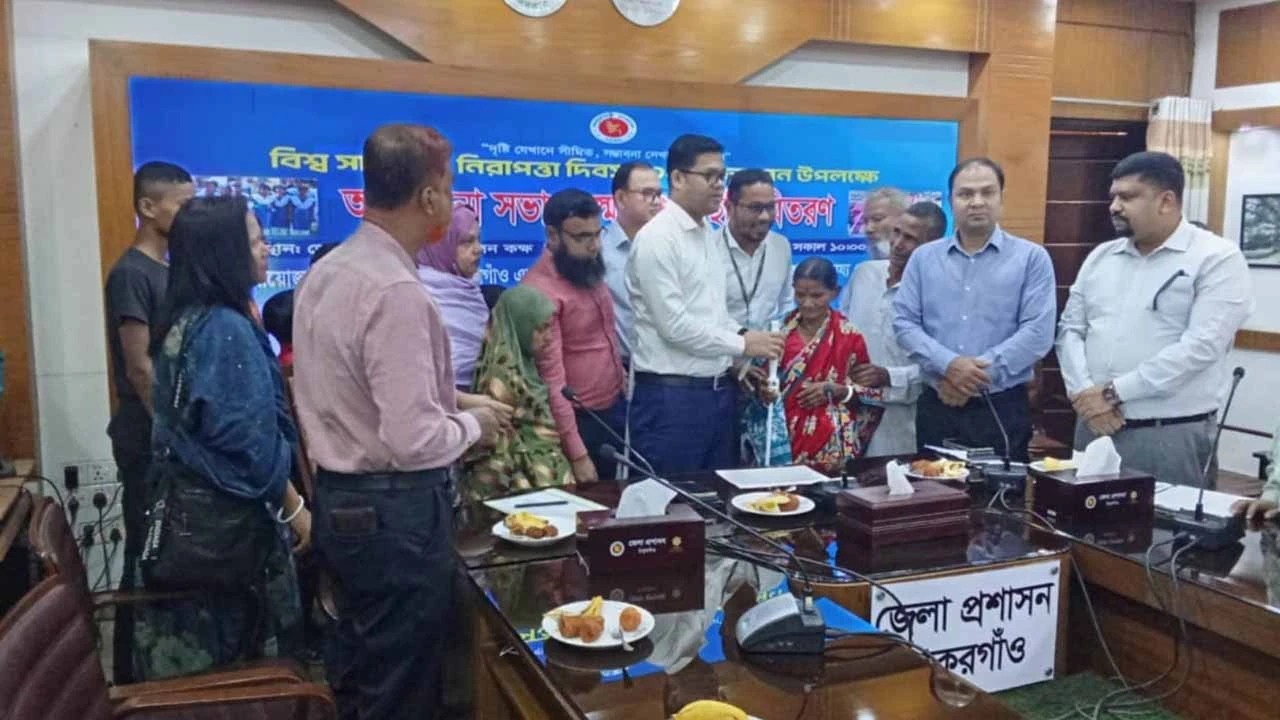 ঠাকুরগাঁওয়ে বিশ্ব সাদাছড়ি দিবসে স্মার্ট সাদাছড়ি বিতরণ
