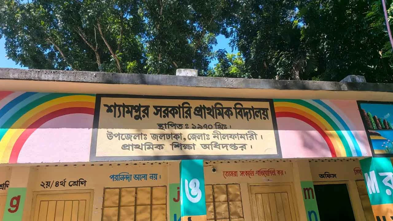 ক্লাস চলাকালীন টেবিলেই ঘুমাচ্ছিলেন শিক্ষিকা