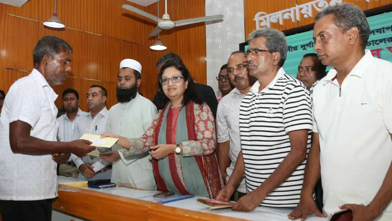 লালপুরে ৪৬ মন্দিরে জিআর চালের ডিও প্রদান