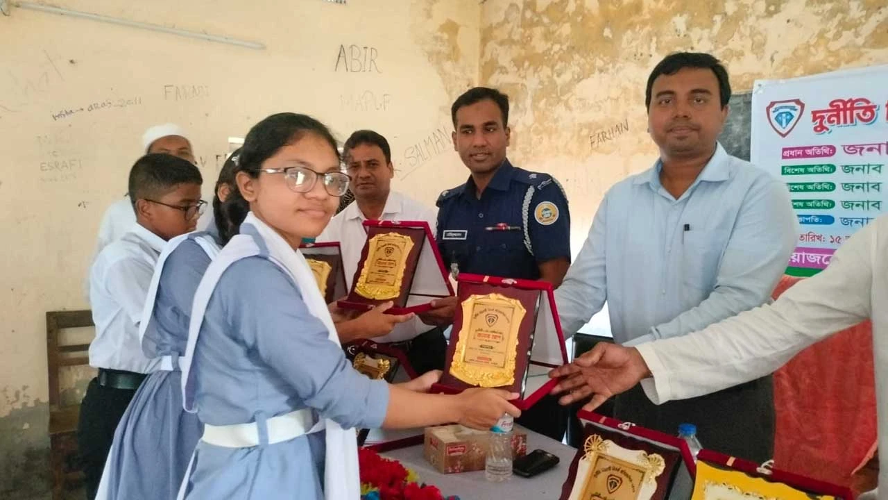 নলছিটিতে দুর্নীতি বিরোধী বিতর্ক প্রতিযোগিতা অনুষ্ঠিত