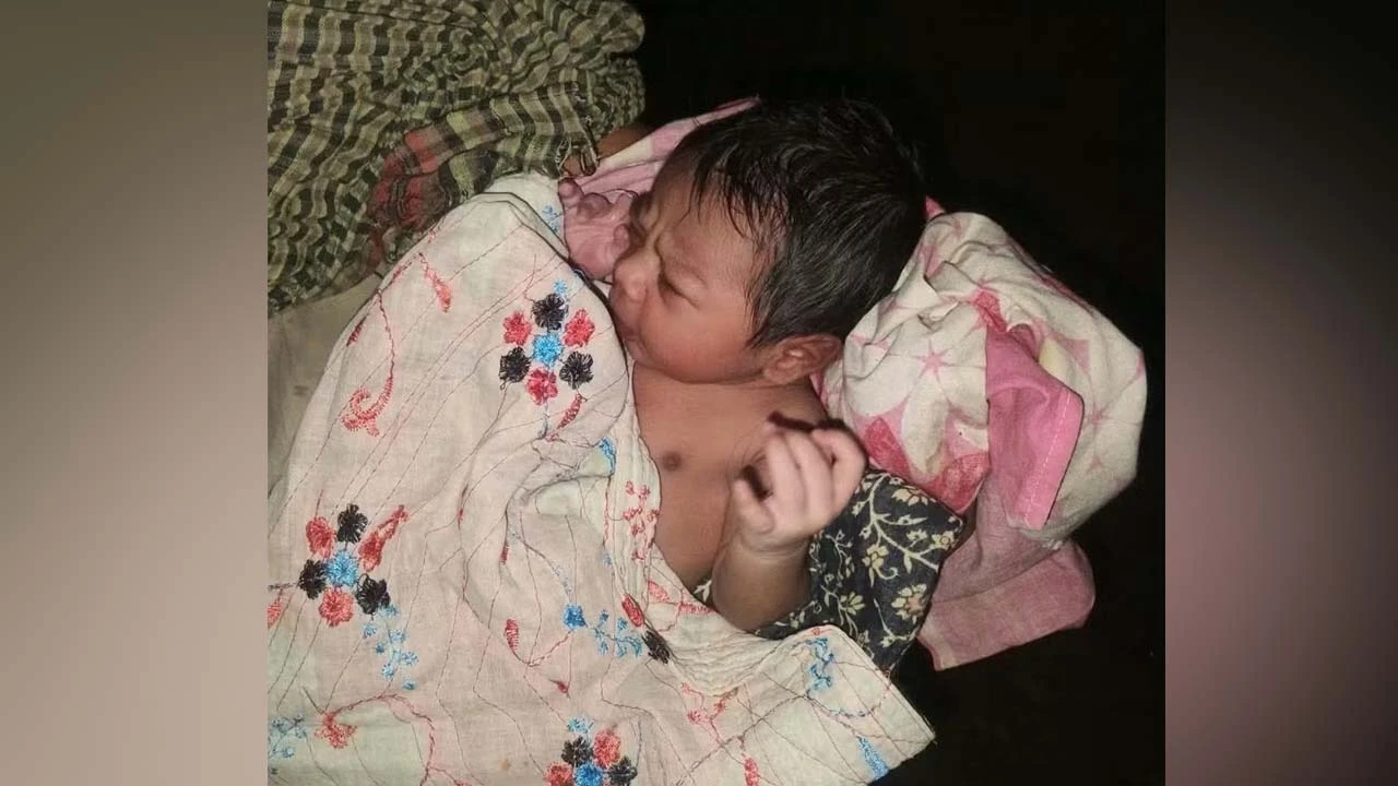 ড্রেনের পাশে পড়ে ছিল নবজাতক, উদ্ধার করলো স্থানীয় লোকজন