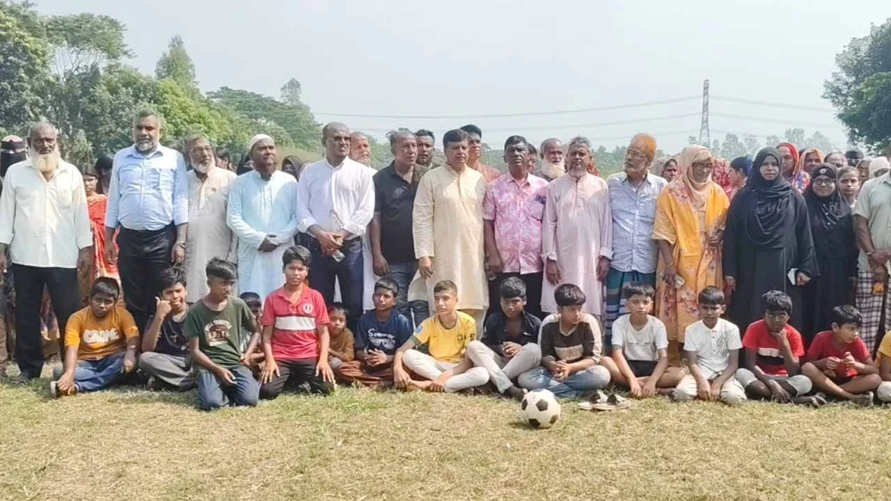 সিরাজদিখানে শিশুদের খেলার মাঠ রক্ষায় গ্রামবাসীর মানববন্ধন