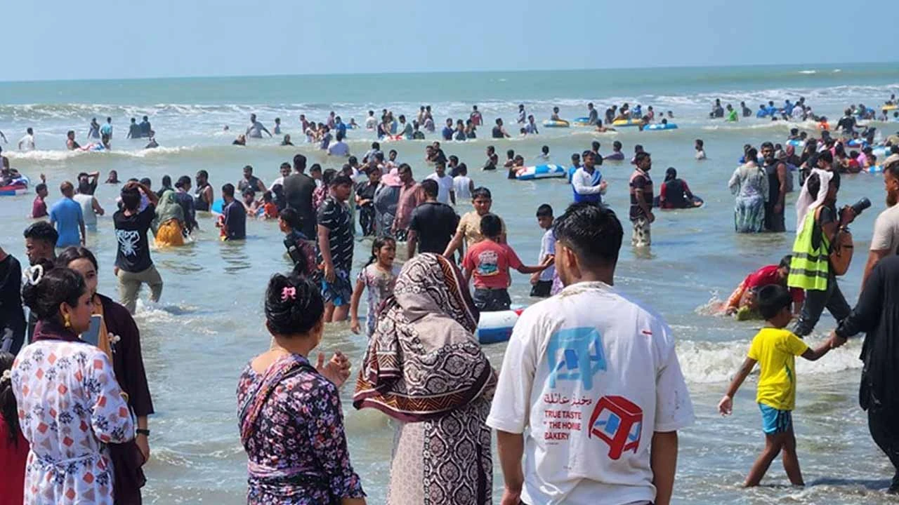 সৈকতে পর্যটকের ঢল, সুগন্ধা-লাবণী পয়েন্ট মুখর