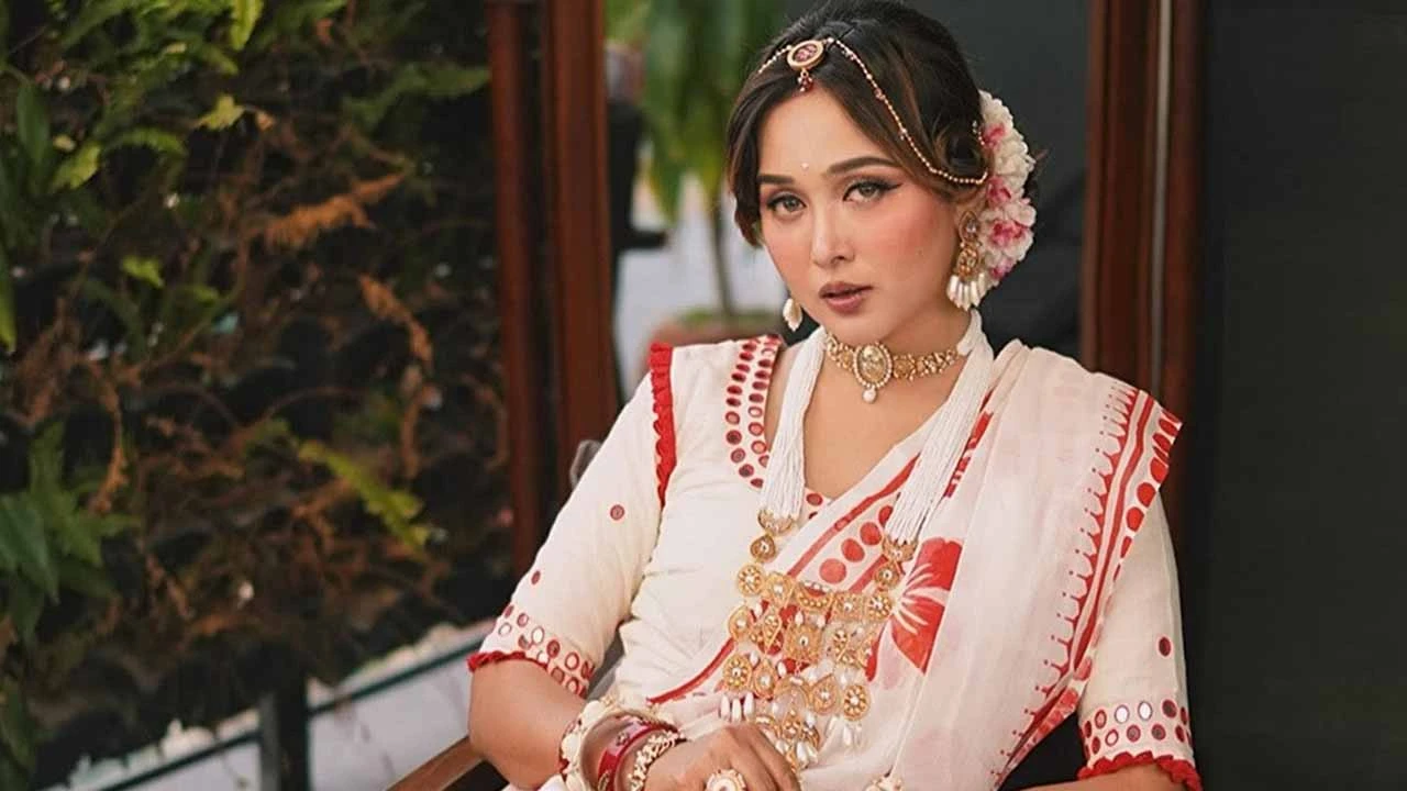 আবারও বিয়ে করলেন অভিনেত্রী চমক!