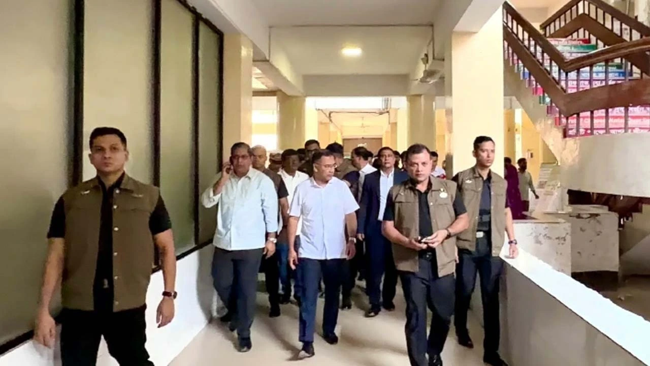 ডেঙ্গু পরিস্থিতি দেখতে হাসপাতাল ও শিক্ষাপ্রতিষ্ঠান পরিদর্শনে প্রধানমন্ত্রী