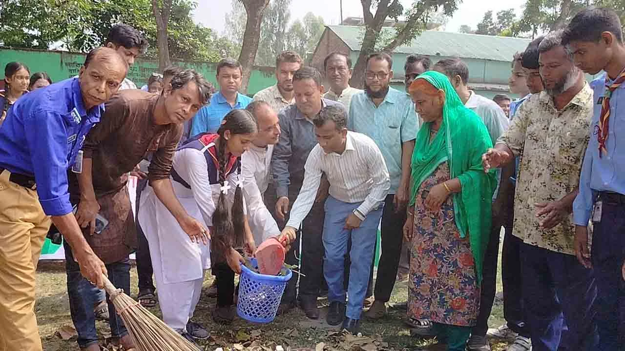 গাইবান্ধায় ডেঙ্গুসহ মশাবাহিত রোগ প্রতিরোধে পরিষ্কার পরিচ্ছন্নতা অভিযান