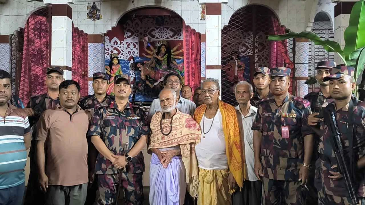 ডিমলায় দুর্গাপূজার মণ্ডপ পরিদর্শনে ৫১ বিজিবির অধিনায়ক