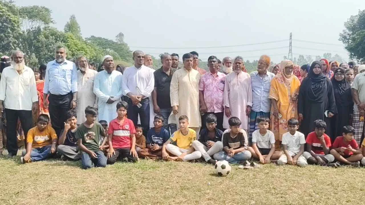 সিরাজদিখানে শিশুদের খেলার মাঠ রক্ষায় গ্রামবাসীর মানববন্ধন