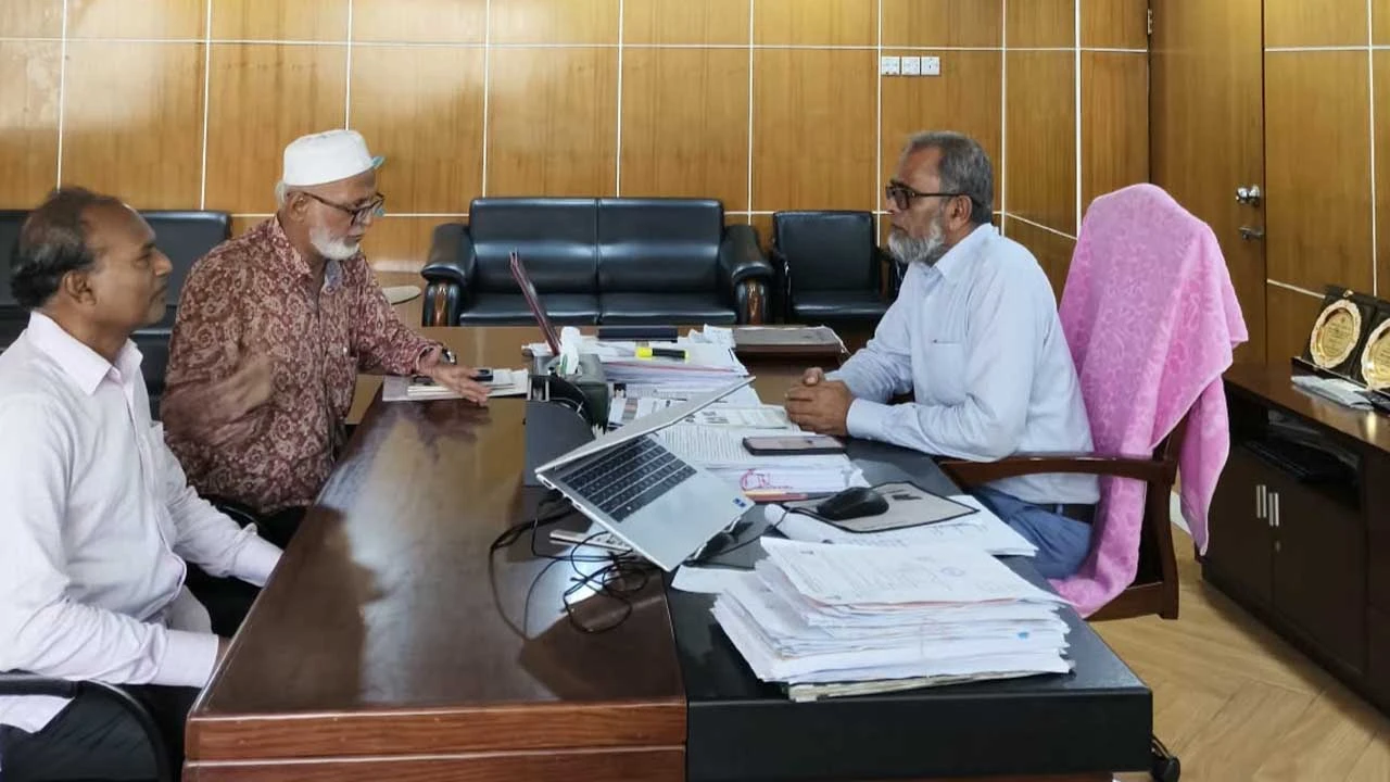 ঢাকা শিক্ষা বোর্ডের চেয়ারম্যানের সাথে অভিভাবক ঐক্য ফোরাম নেতৃবৃন্দের মত বিনিময়