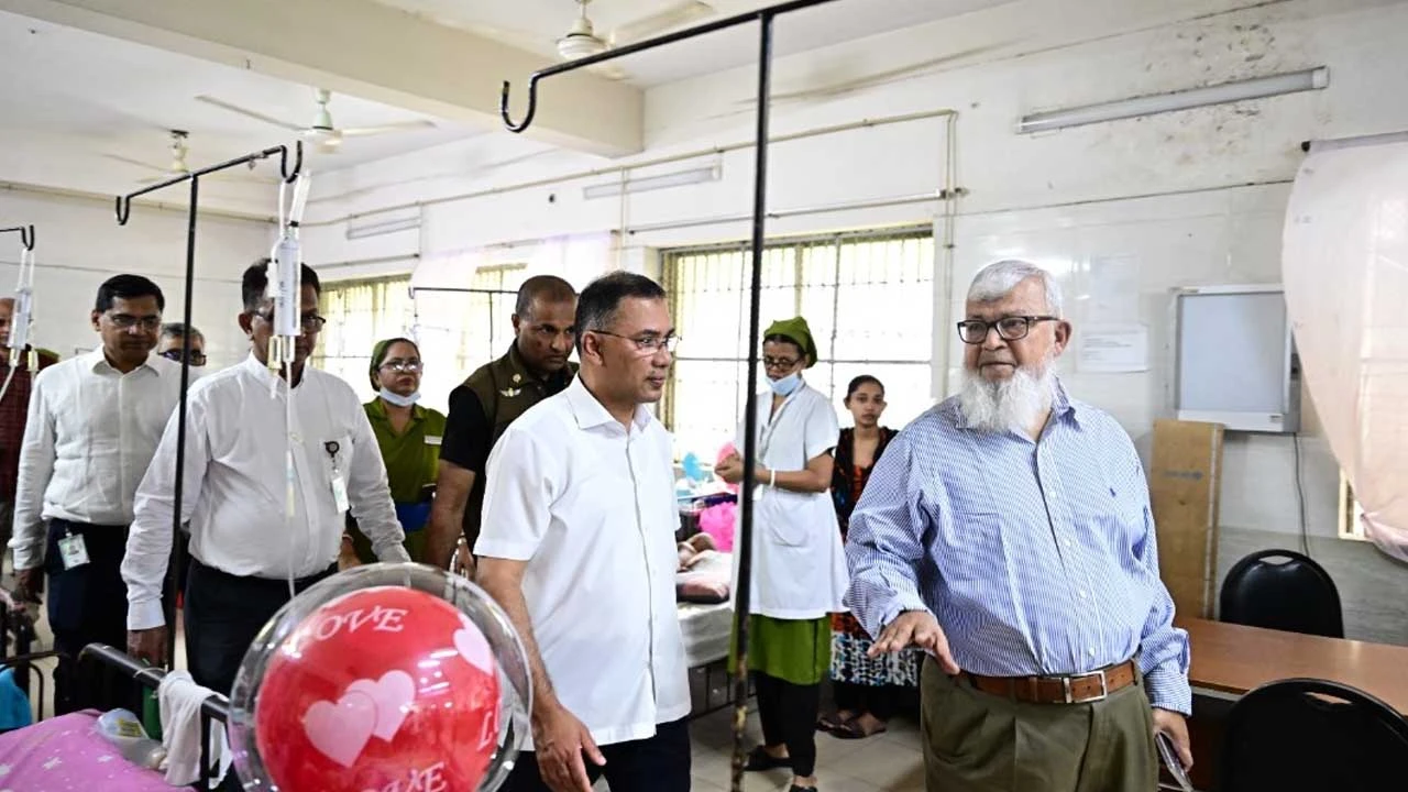 শিশু হাসপাতালে চিকিৎসকের কক্ষে ধূমপান, দেখেই বরখাস্তের নির্দেশ প্রধানমন্ত্রীর